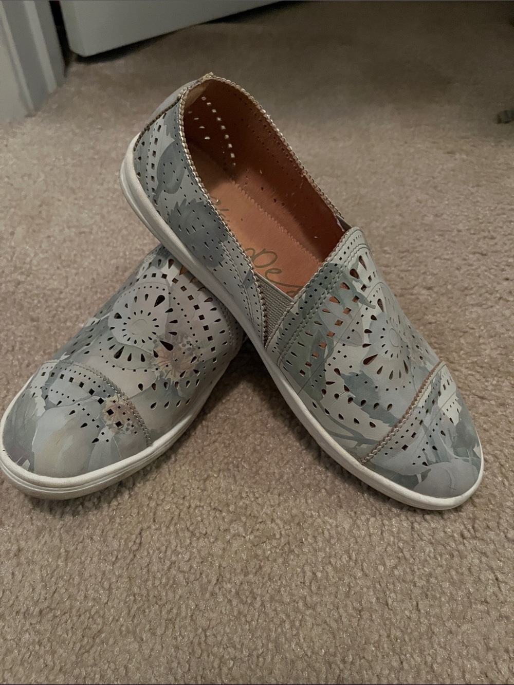 Source Unknown Gray Floral Laser-Cut Slip-On Flats